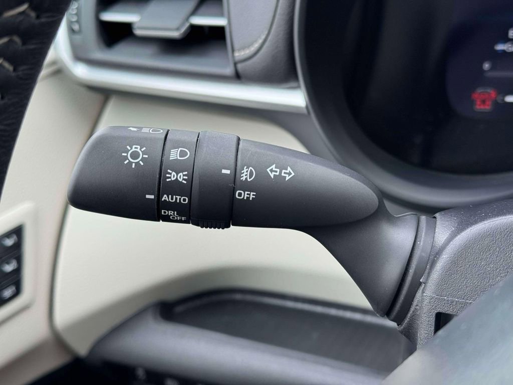 Used 2025 Toyota Sienna Limited image 21