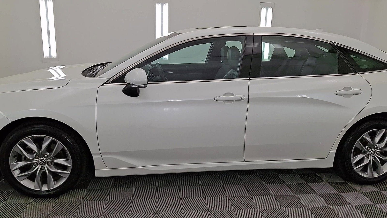 Used 2022 Toyota Avalon XLE w/ Moonroof Package image 9