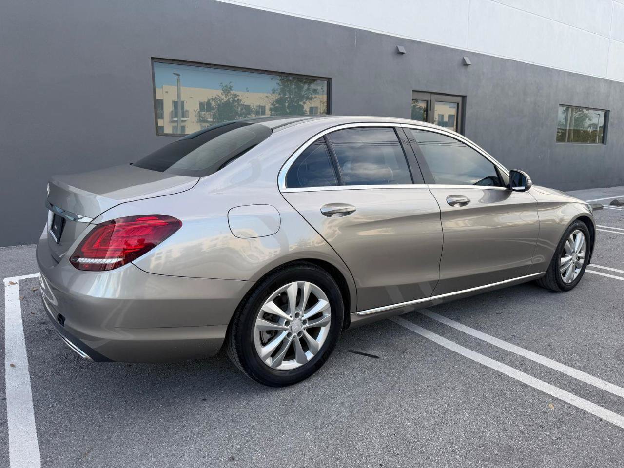 Used 2019 Mercedes-Benz C 300 Sedan image 4