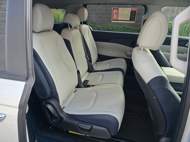 Used 2026 Kia Carnival EX FWD image 12