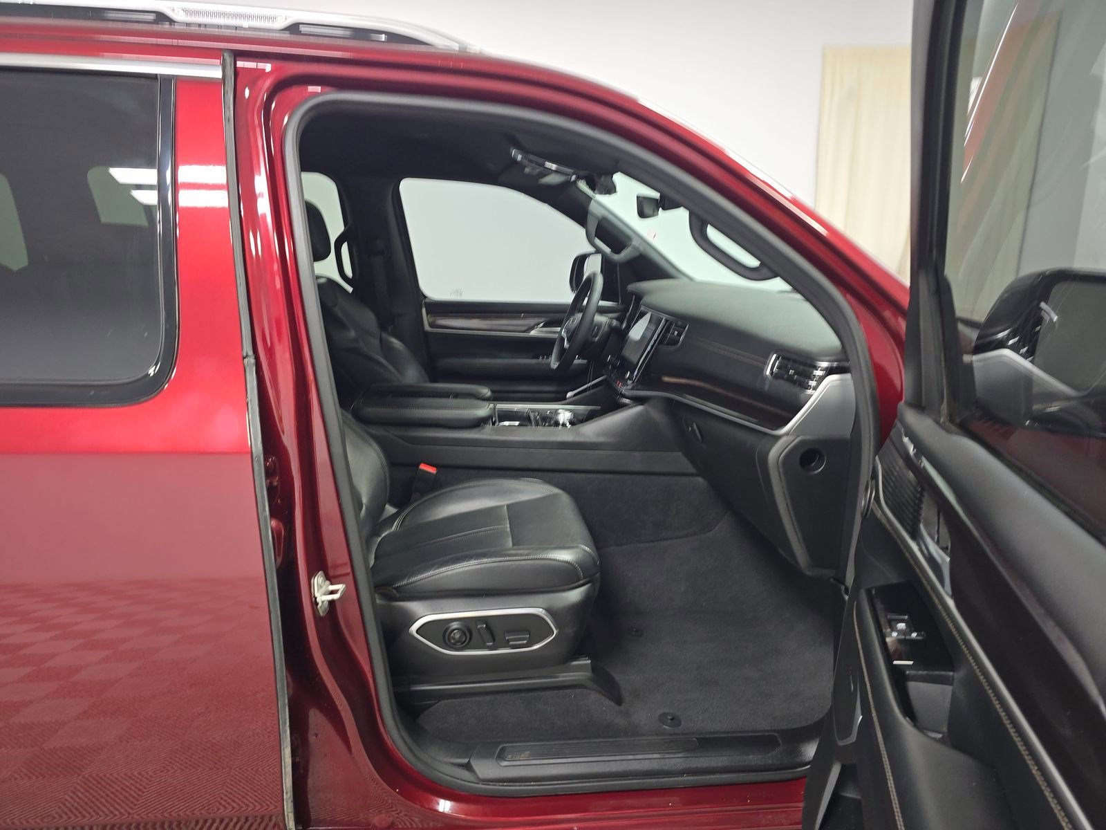 Used 2024 Jeep Wagoneer L image 49