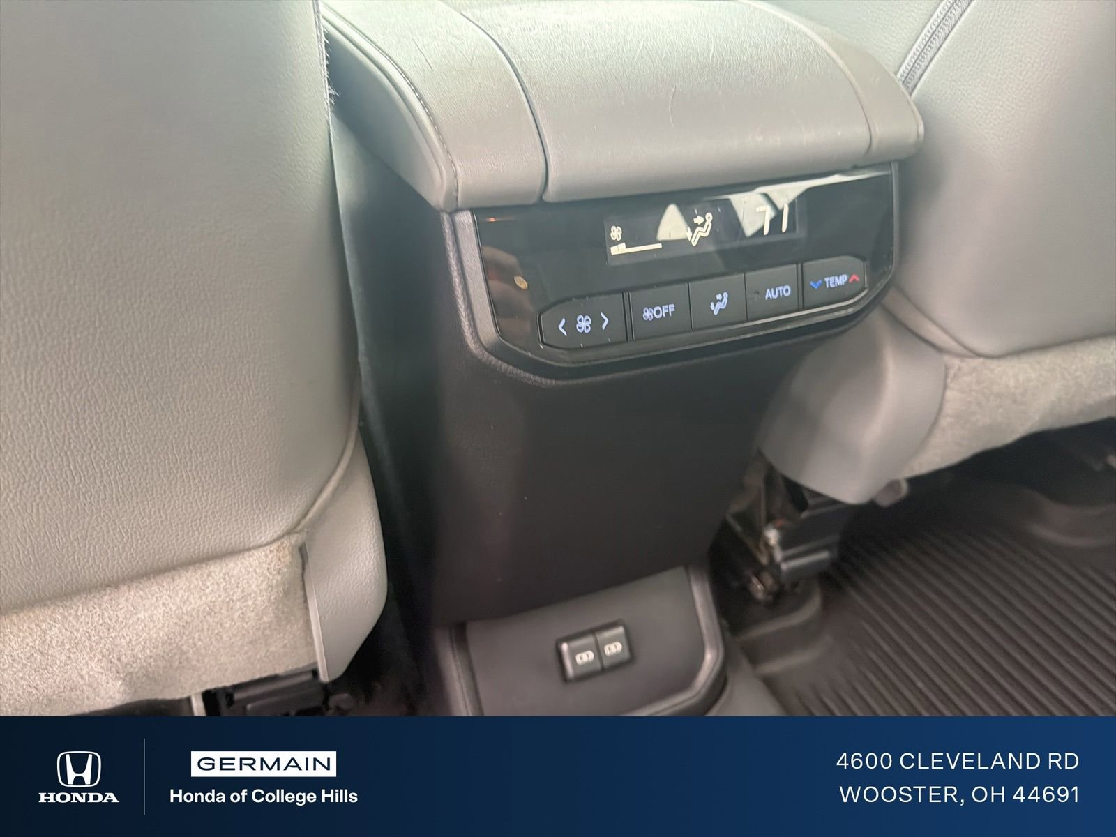 Used 2022 Toyota Highlander XLE AWD/4WD image 12
