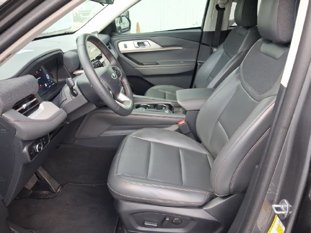 Used 2025 Ford Explorer Active w/ Active Comfort Package RWD image 12