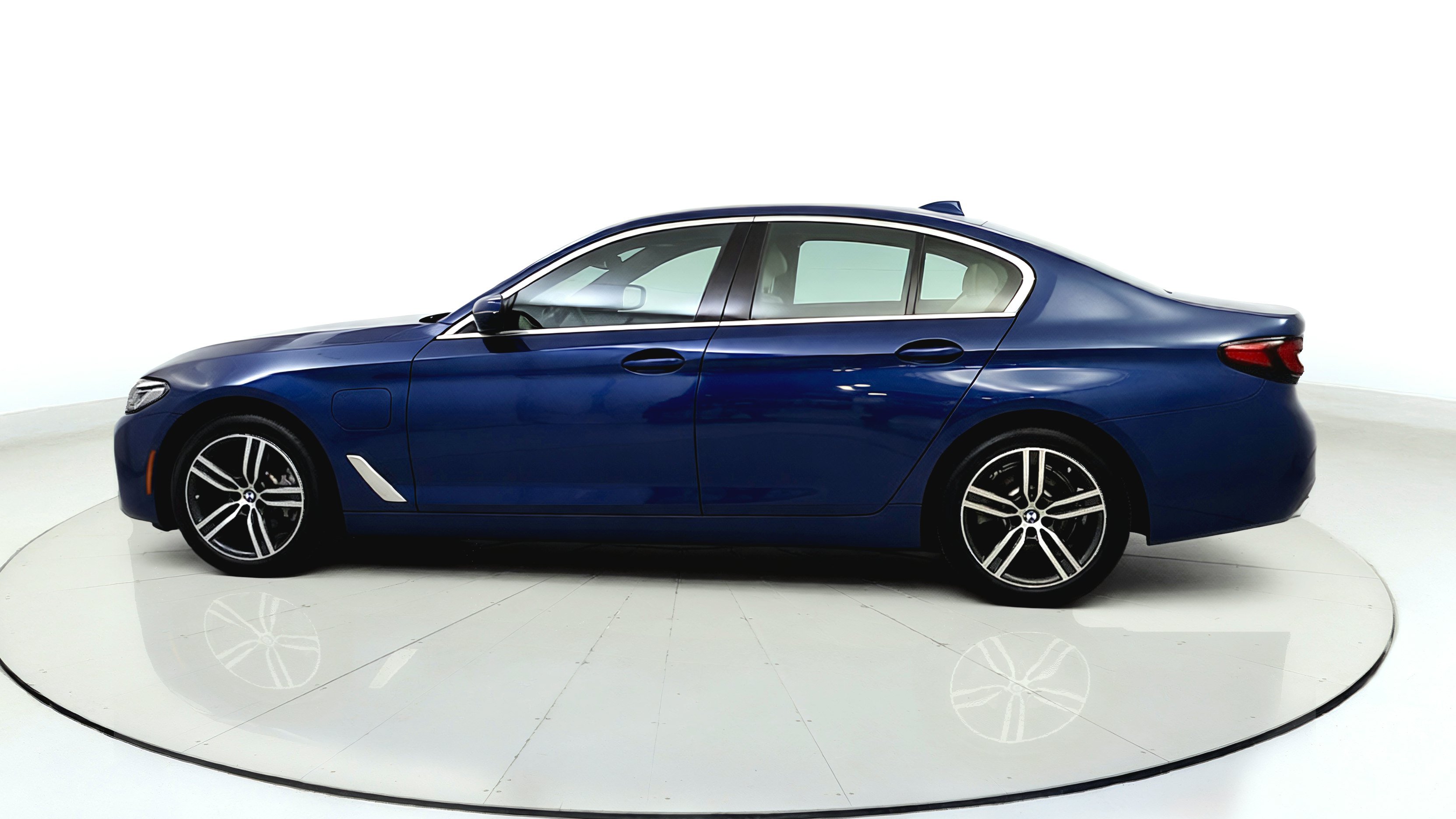 Used 2021 BMW 530e xDrive w/ Premium Package AWD/4WD image 7