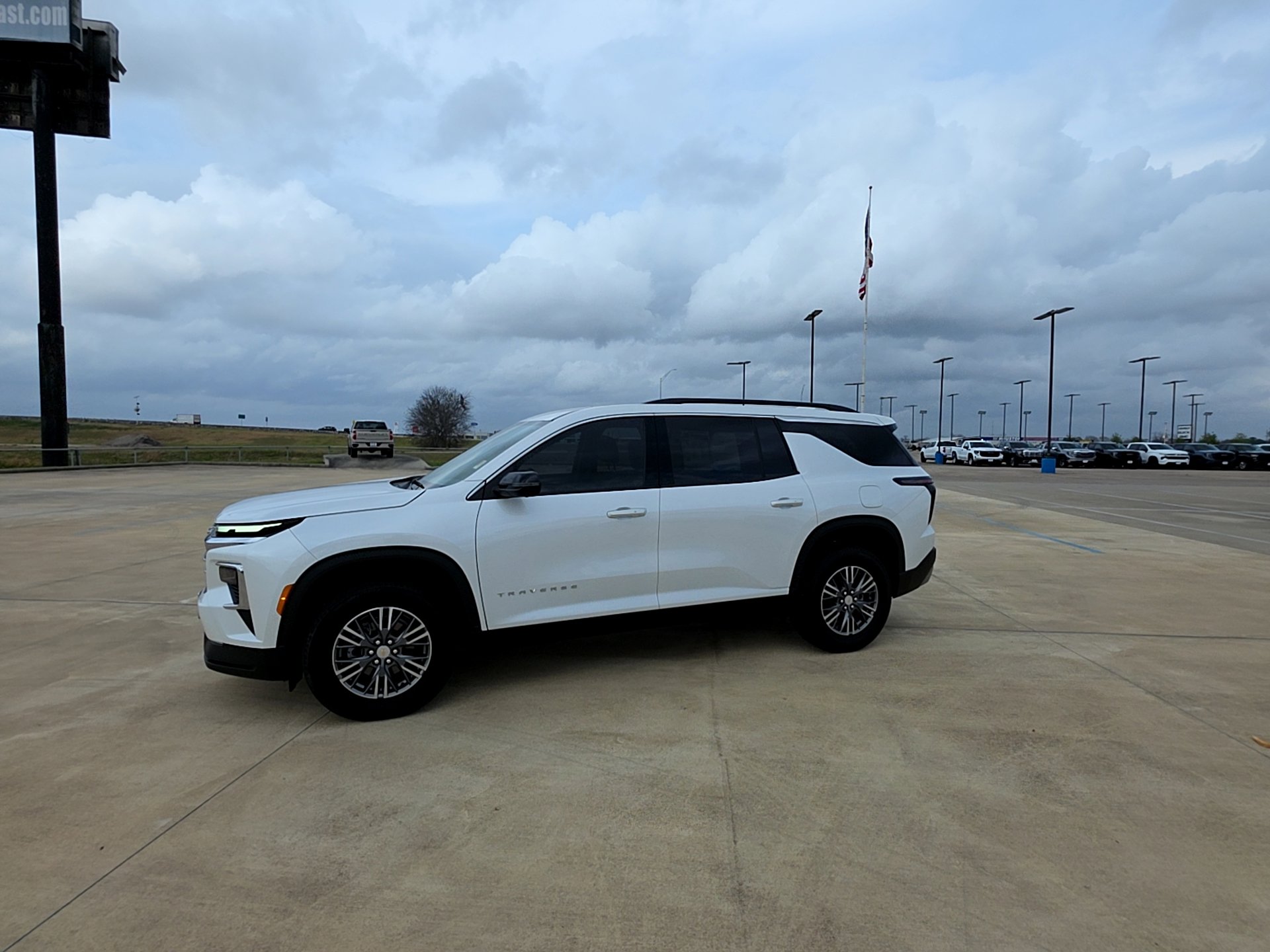 Used 2024 Chevrolet Traverse LT image 4