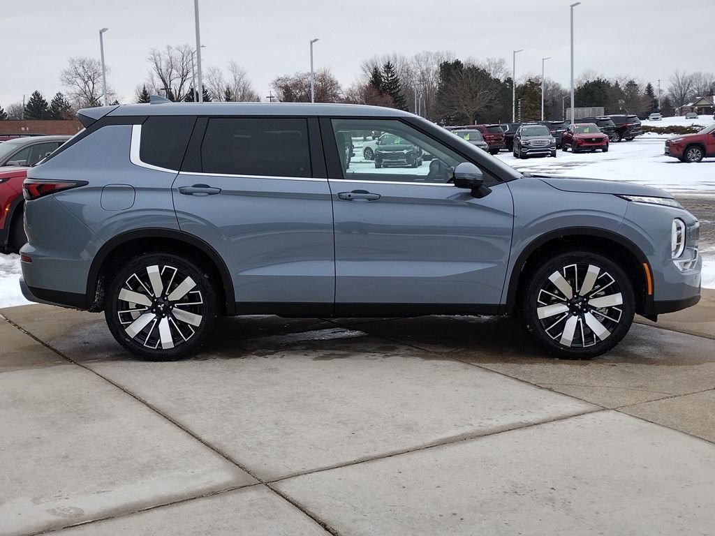 New 2026 Mitsubishi Outlander SE image 13