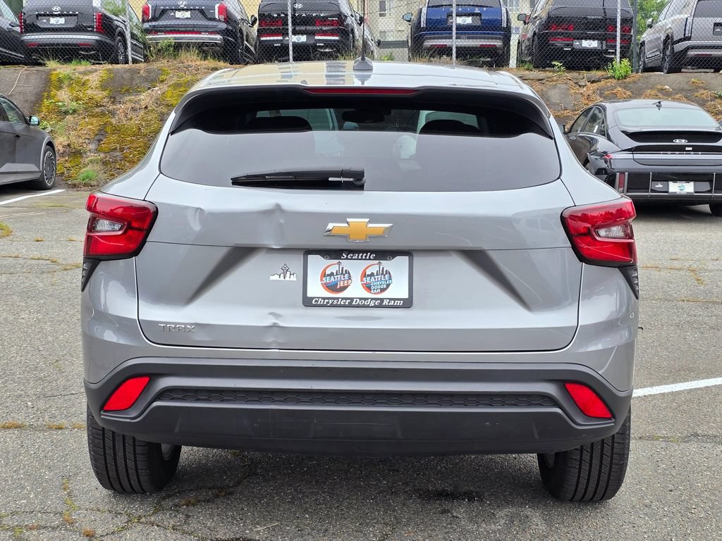 Used 2024 Chevrolet Trax LS w/ LS Convenience Package FWD image 6