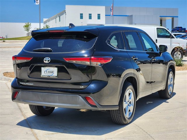 Used 2022 Toyota Highlander LE image 6