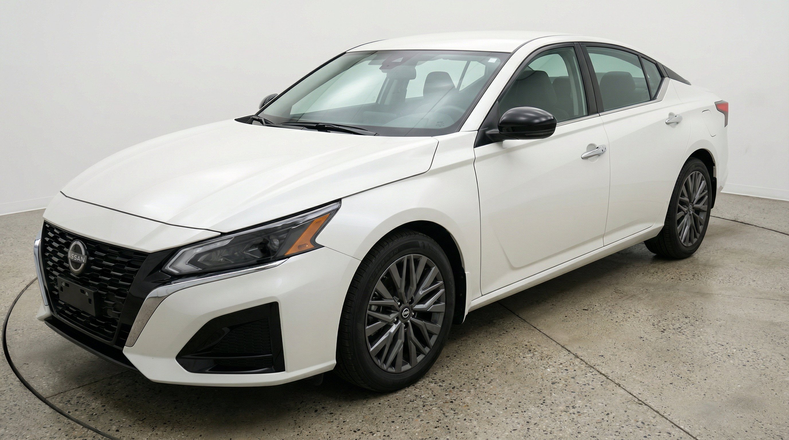 Used 2025 Nissan Altima 2.5 SV FWD image 3