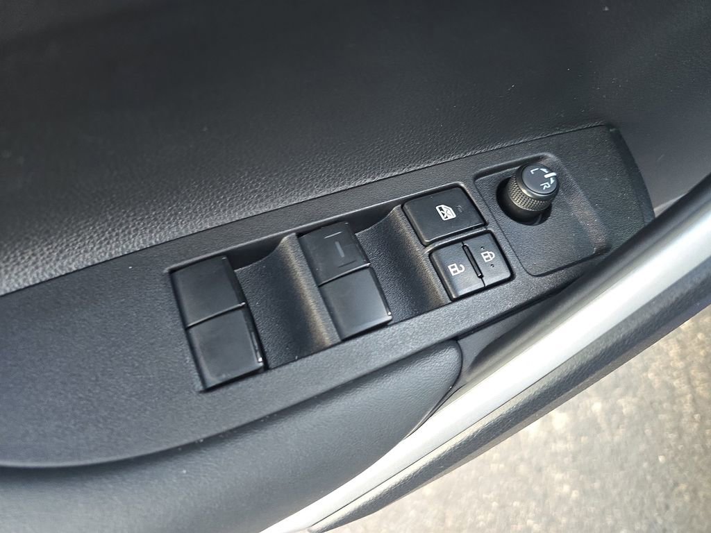 Used 2025 Toyota Corolla Cross LE image 17