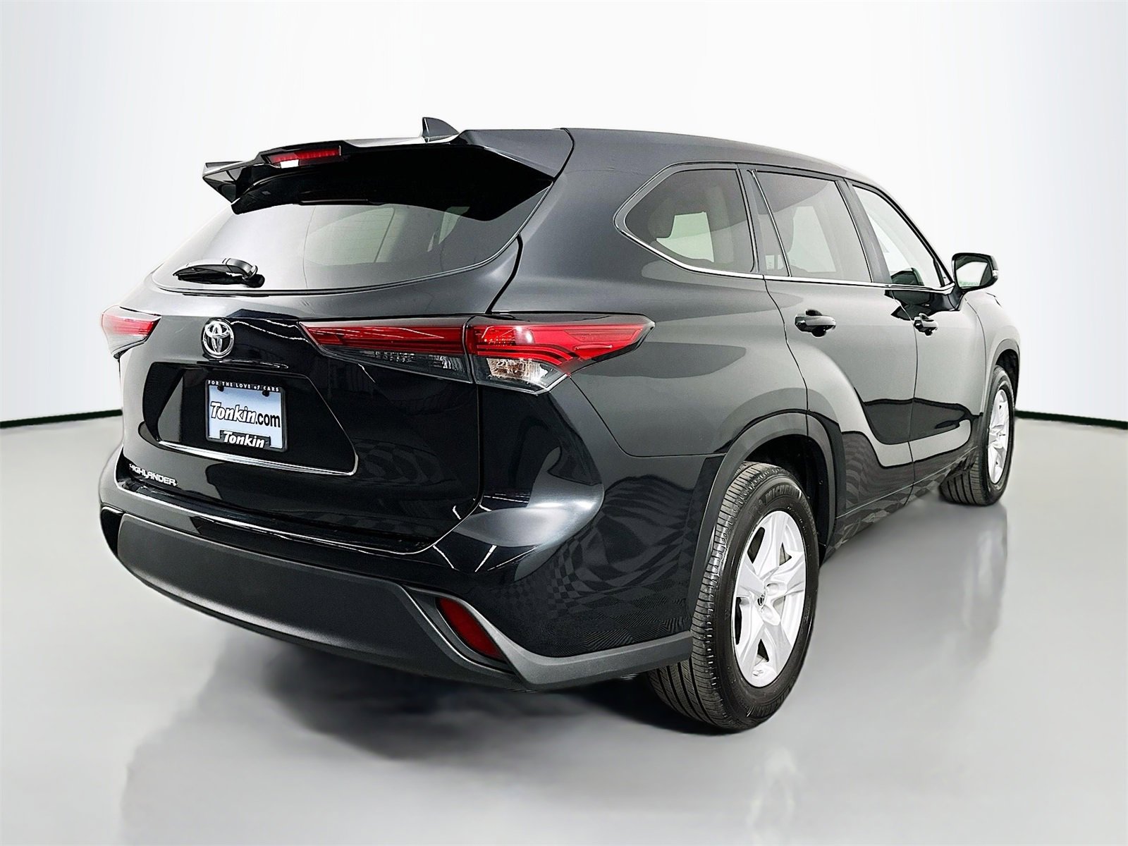 Certified 2023 Toyota Highlander L image 7