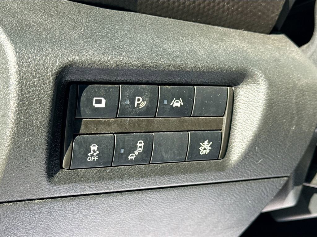 Used 2020 Nissan Kicks S image 9
