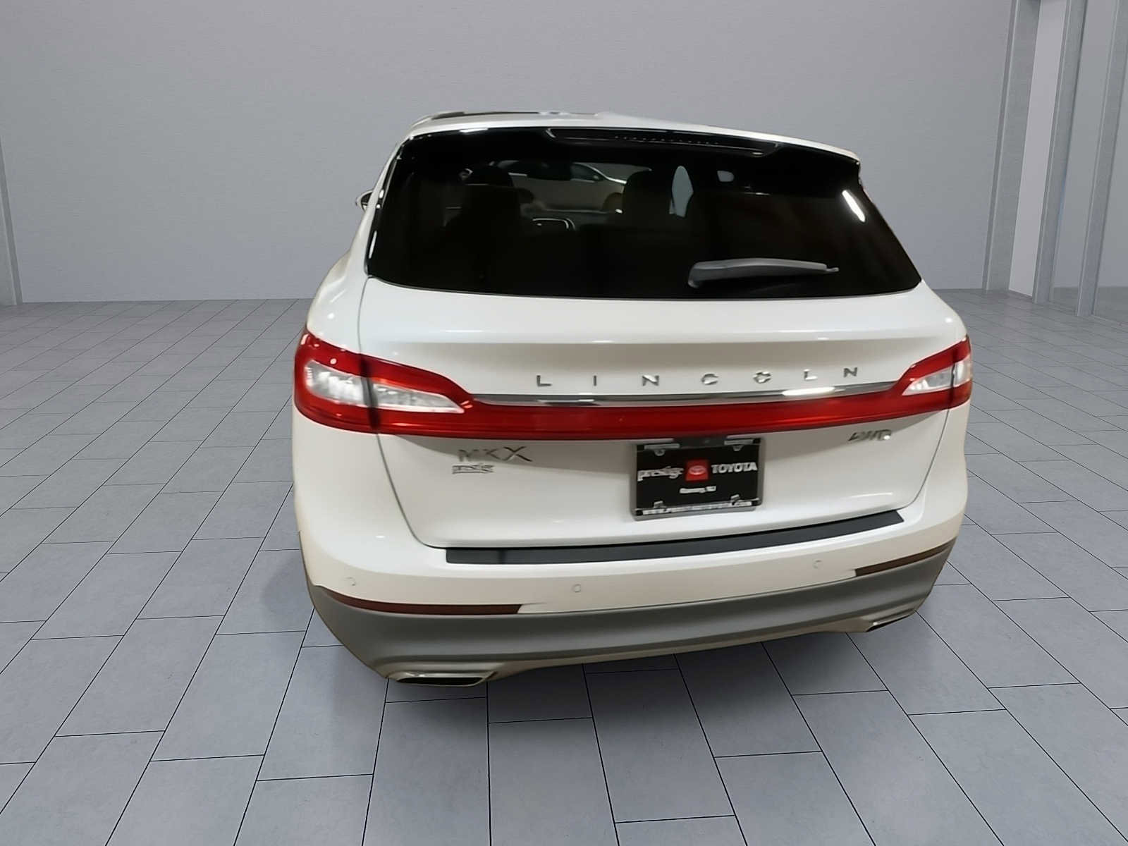 Used 2016 Lincoln MKX Reserve w/ Cargo Accessories Package image 7