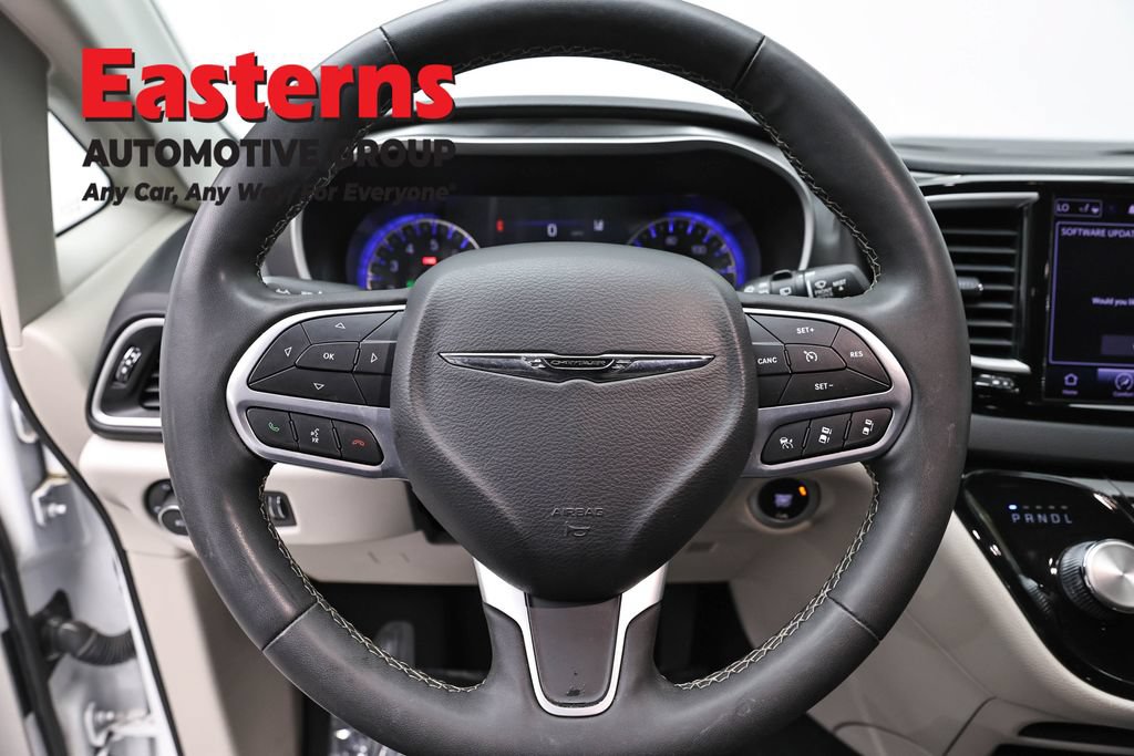 Used 2023 Chrysler Pacifica Touring-L FWD image 10