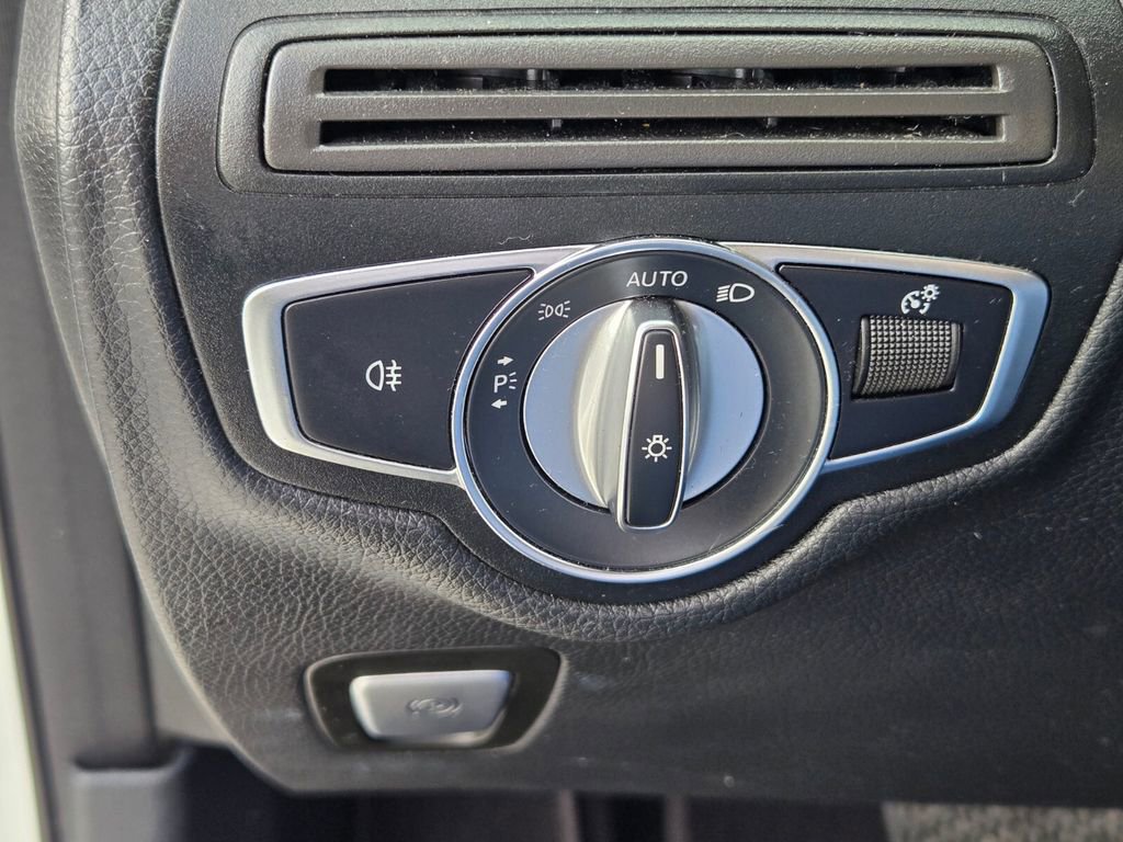 Used 2021 Mercedes-Benz GLC 300 4MATIC image 26