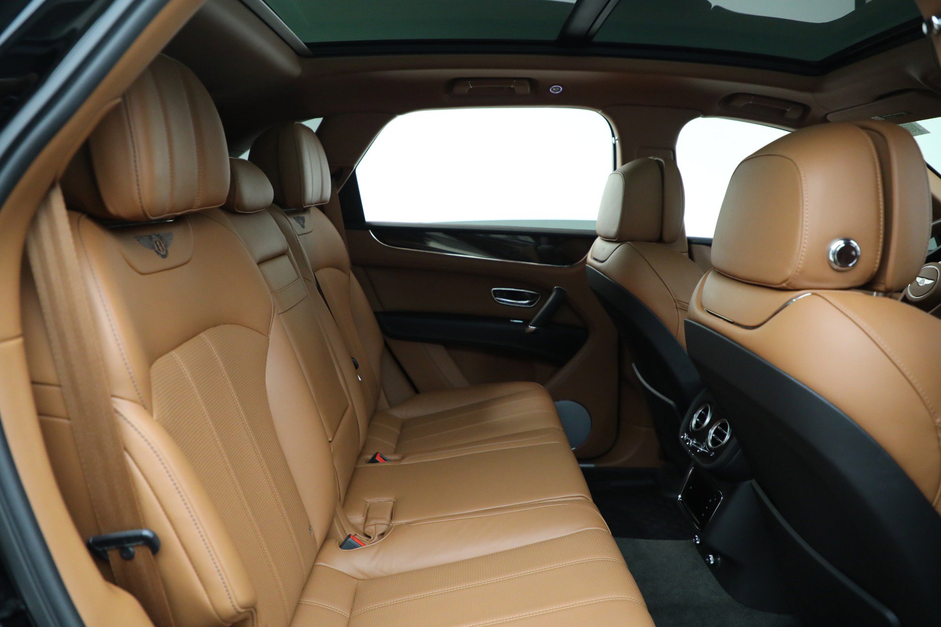 Certified 2018 Bentley Bentayga Onyx Edition image 28