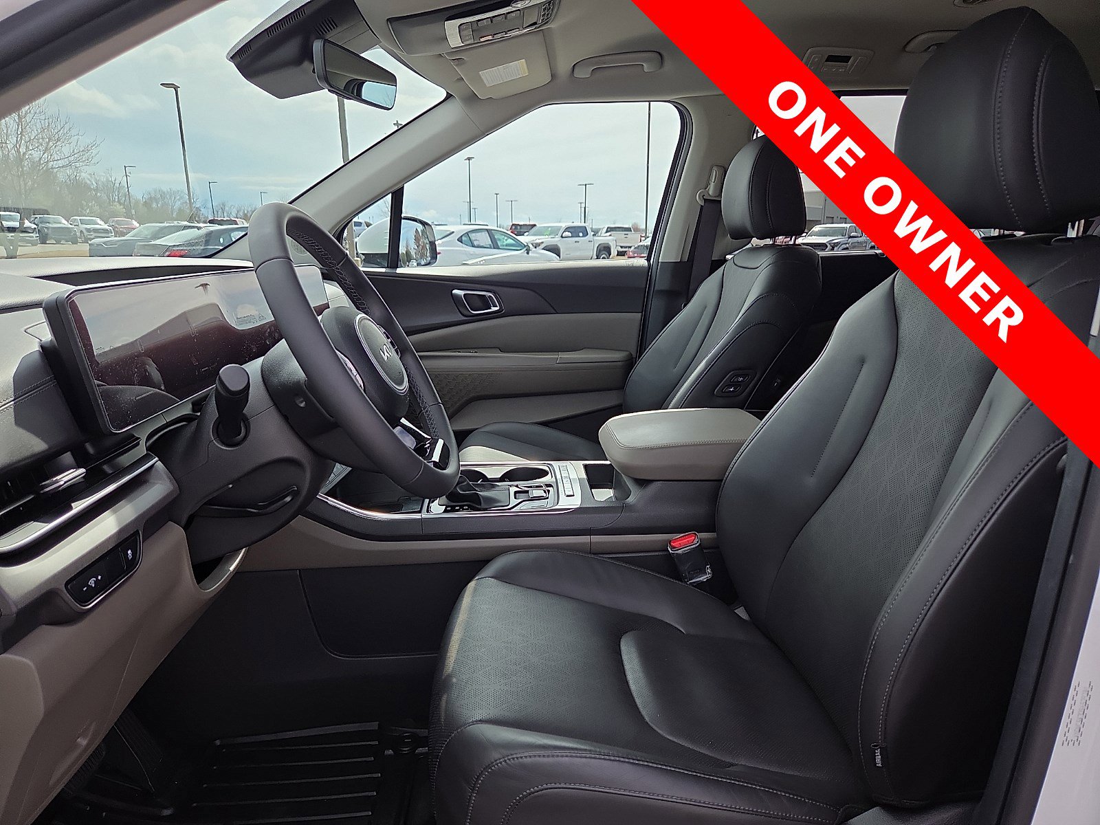 Used 2025 Kia Carnival EX image 17