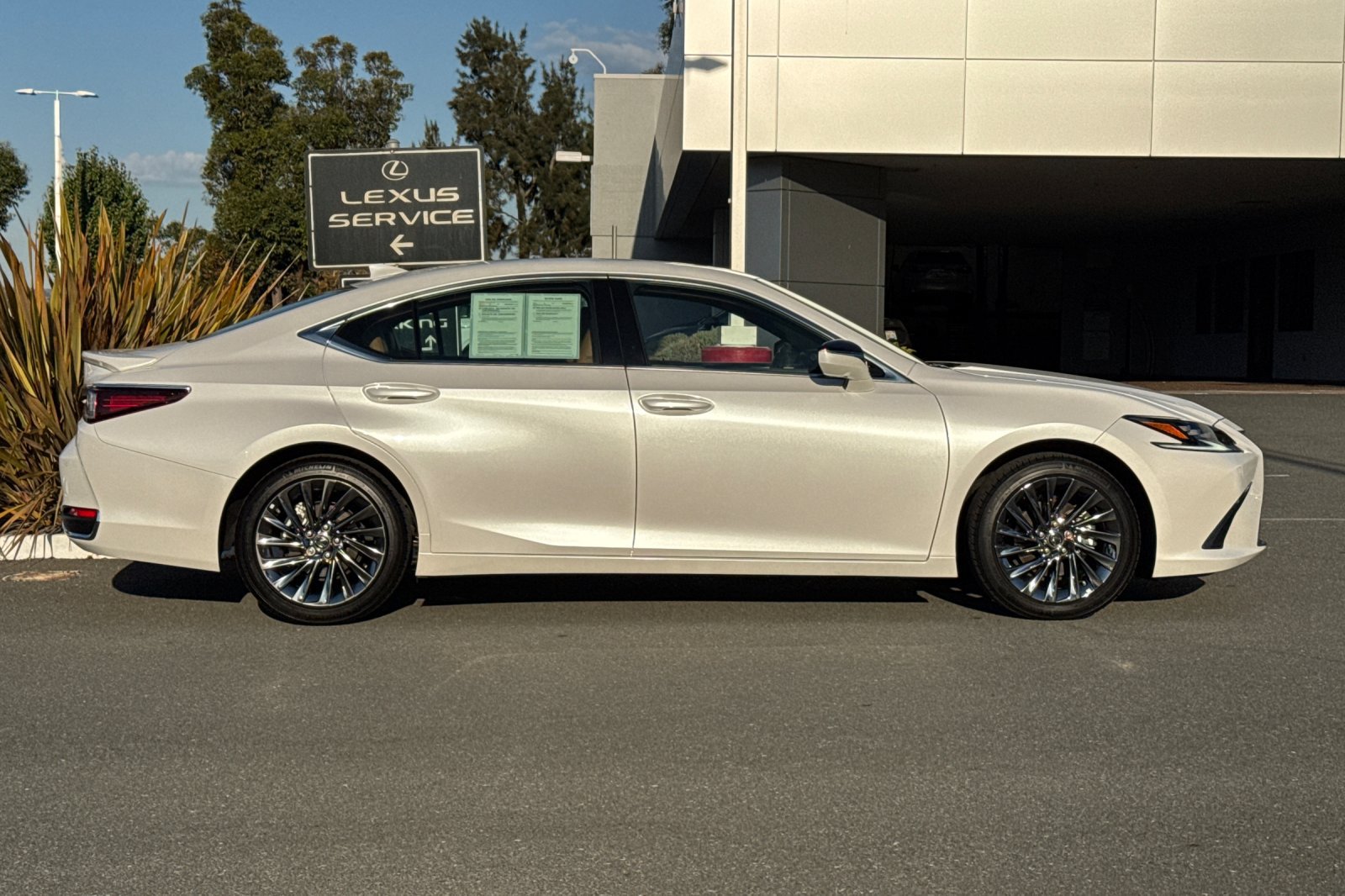 Certified 2025 Lexus ES 300h w/ Accessory Package (Z1) FWD image 3