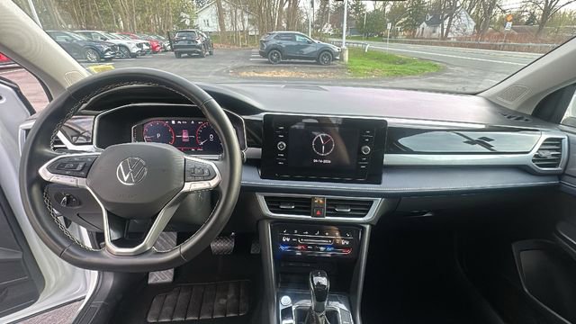 Used 2025 Volkswagen Taos SEL image 9