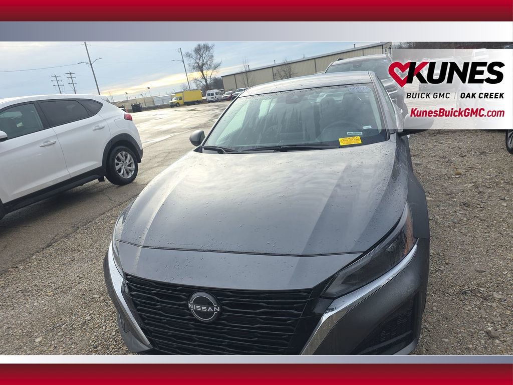 Used 2024 Nissan Altima 2.5 SV image 3