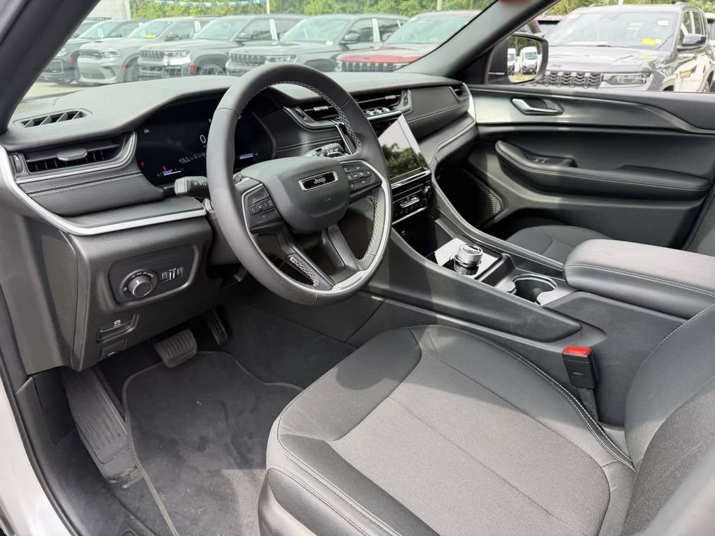 Used 2025 Jeep Grand Cherokee Laredo X AWD/4WD image 20