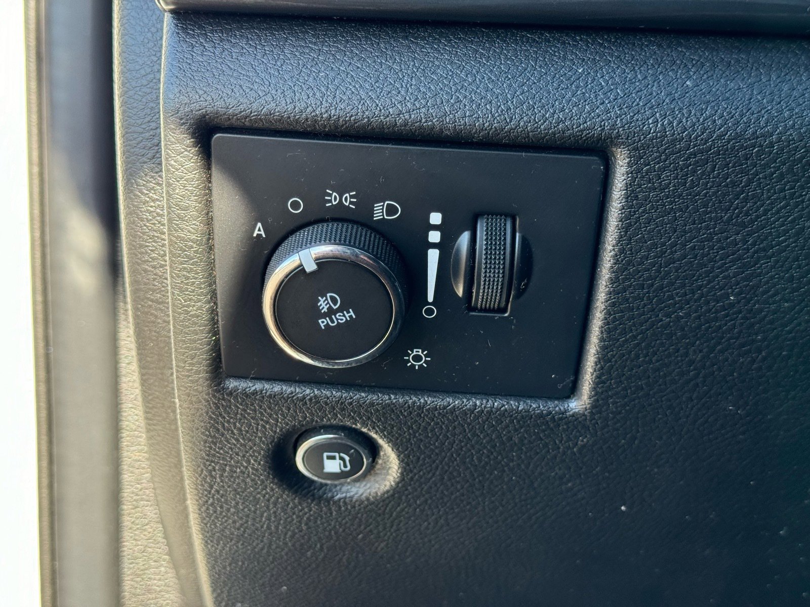 Used 2021 Jeep Grand Cherokee Laredo image 19