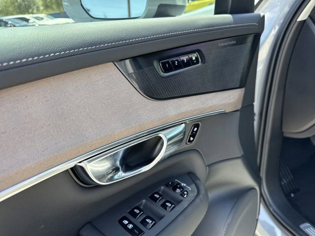 New 2025 Volvo XC90 B6 Plus w/ Protection Package Premier image 12