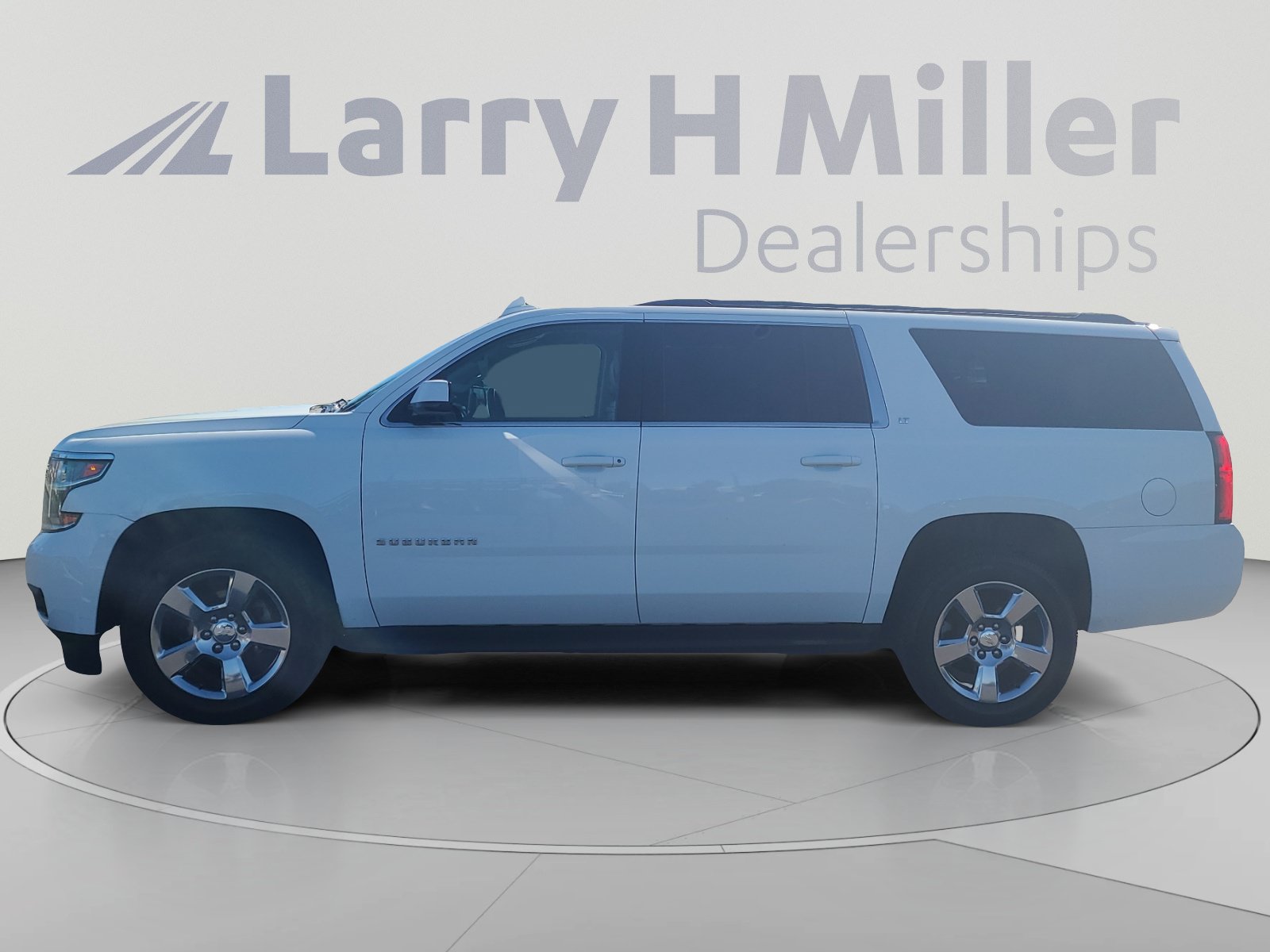 Used 2017 Chevrolet Suburban LT RWD image 2