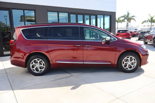 Used 2023 Chrysler Pacifica Limited w/ Trailer Tow Group AWD/4WD image 2