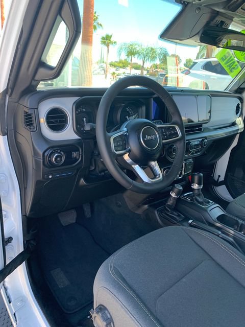 Used 2025 Jeep Wrangler Unlimited Sahara AWD/4WD image 20