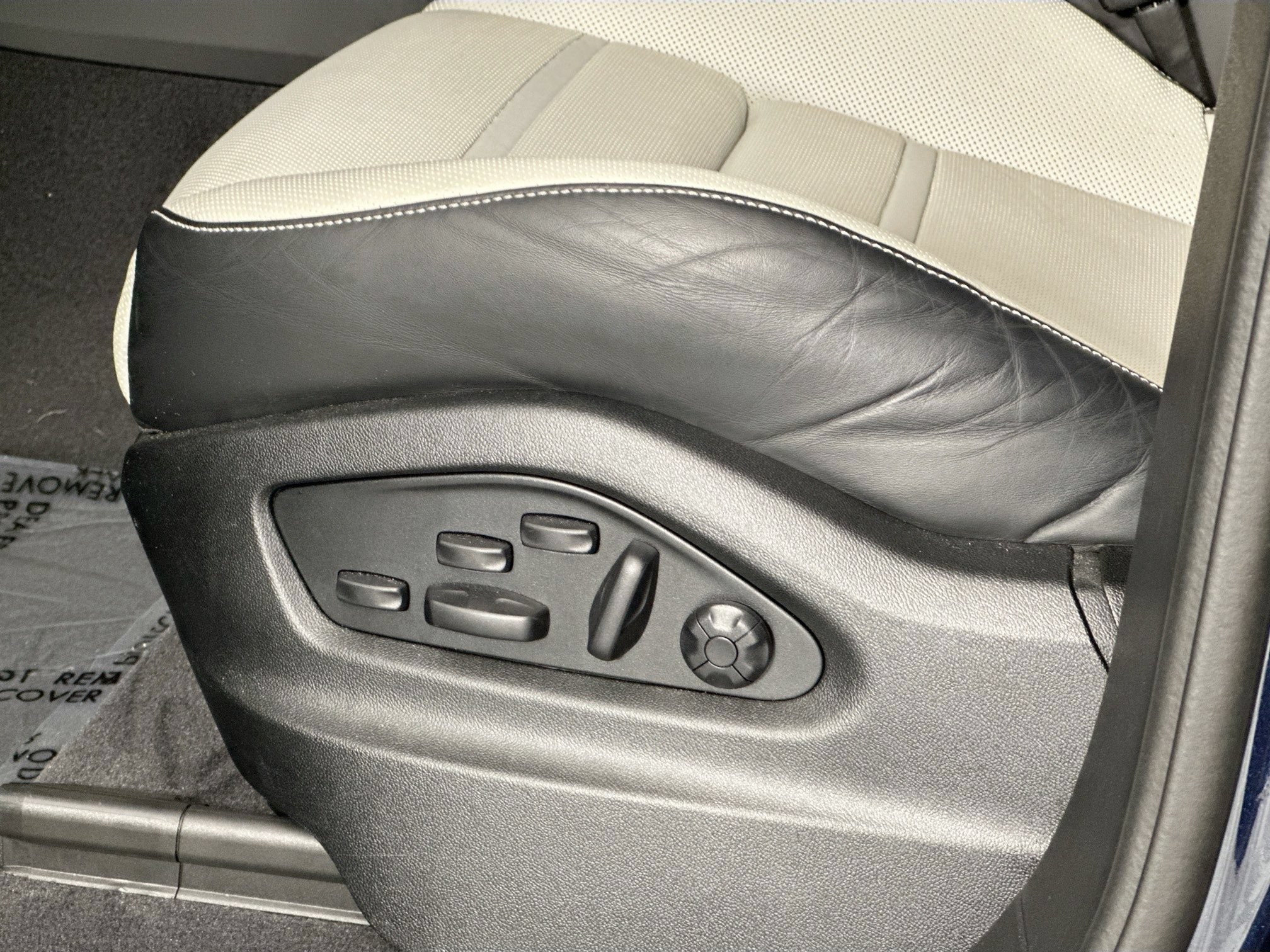 Used 2025 Porsche Cayenne GTS AWD/4WD image 19