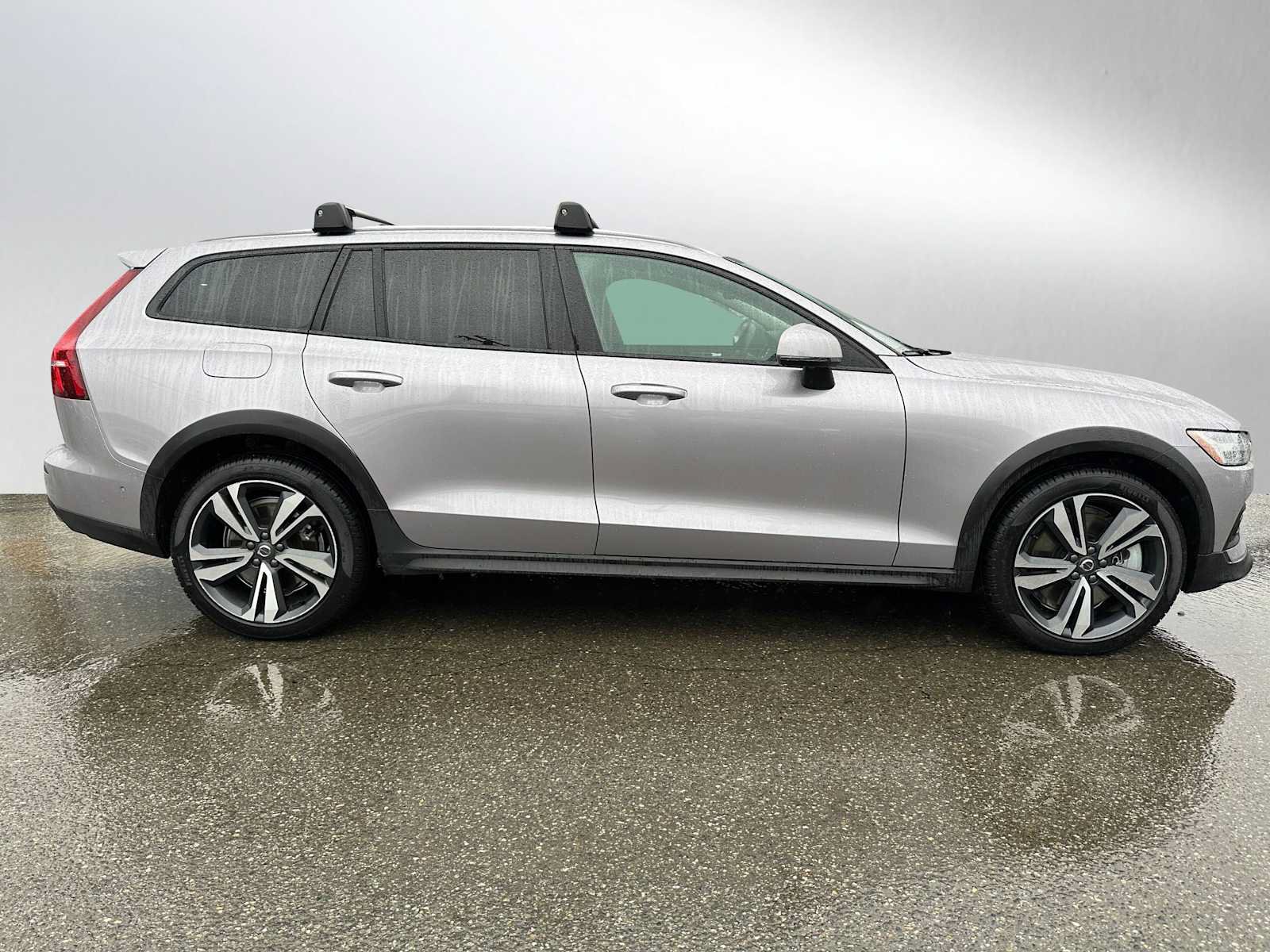 Used 2026 Volvo V60 B5 Cross Country Plus w/ Climate Package AWD/4WD image 2