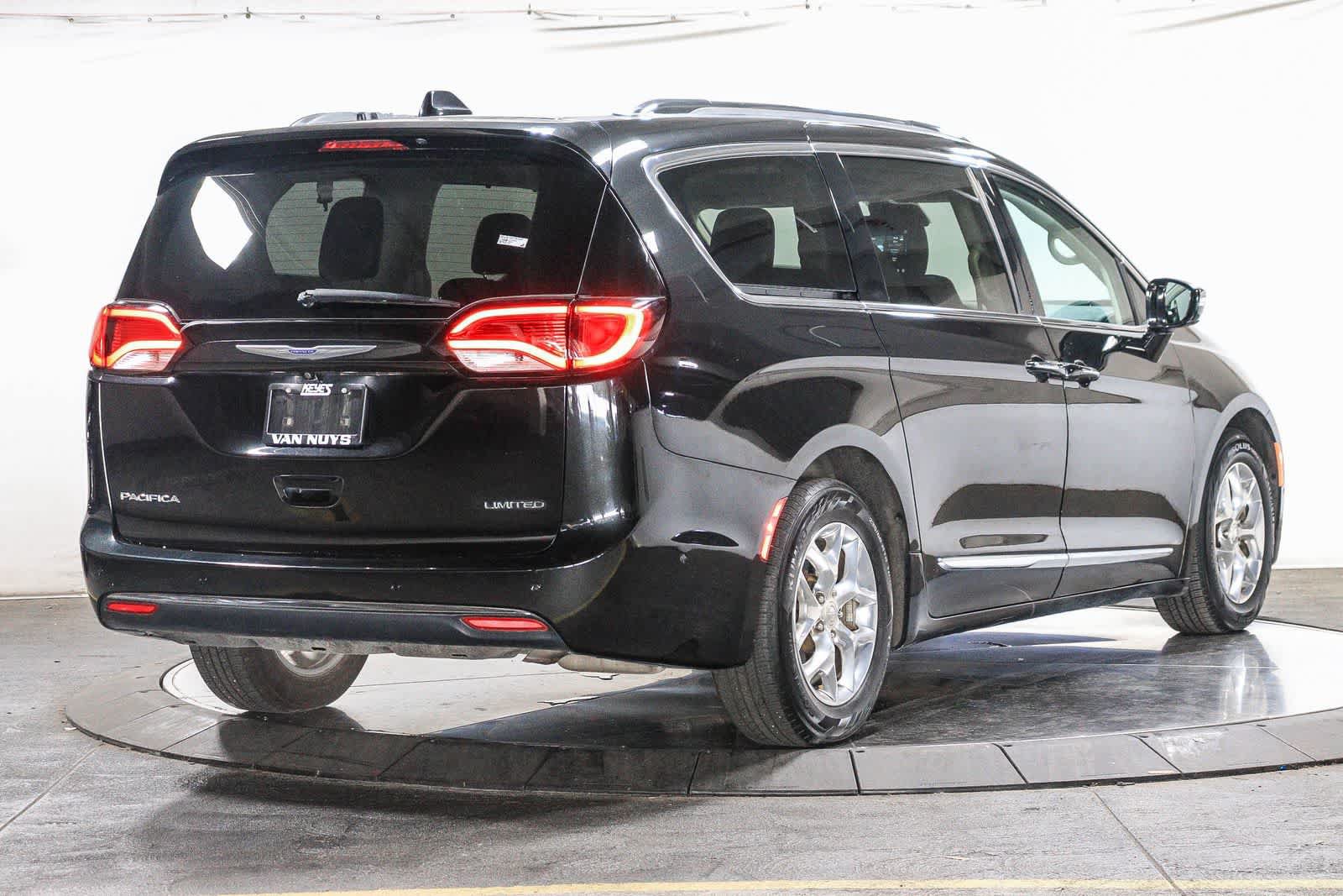 Used 2019 Chrysler Pacifica Limited w/ Advanced Safetytec Group FWD image 4