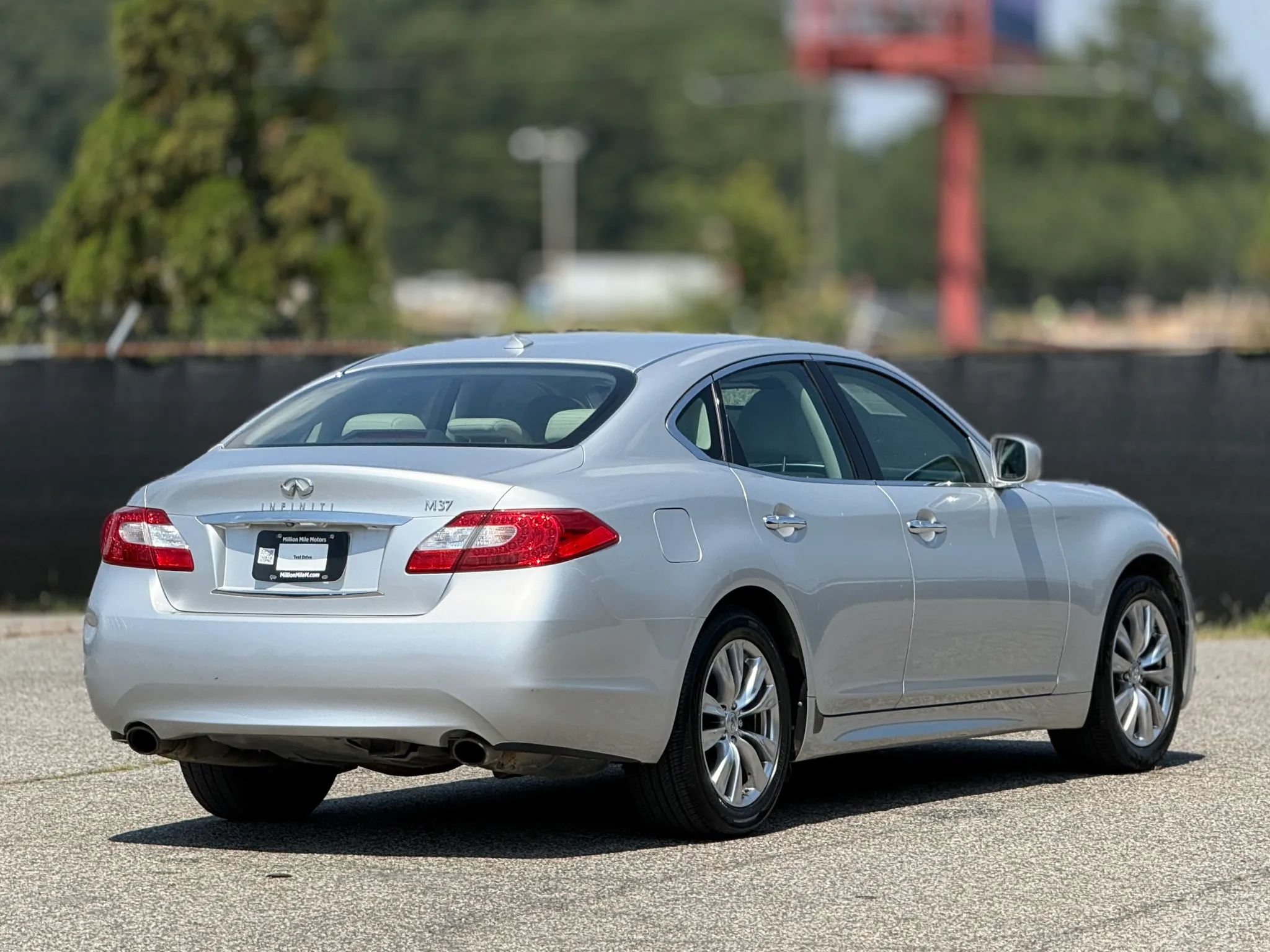 Used 2011 INFINITI M37 w/ Deluxe Touring Pkg RWD image 9