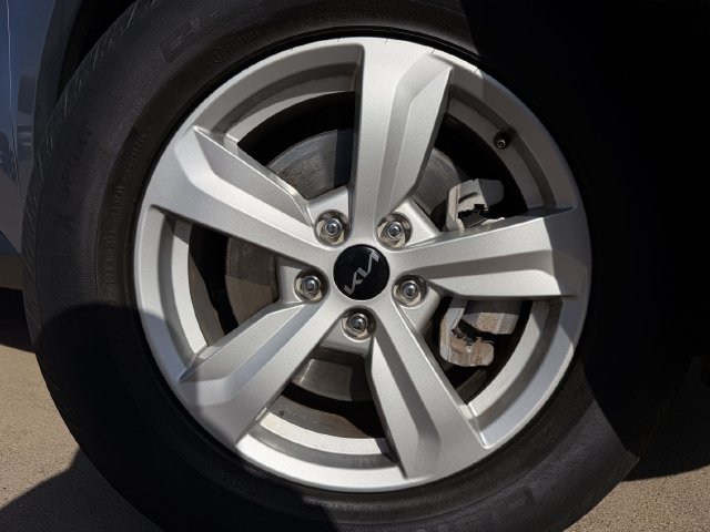 Used 2023 Kia Sorento LX FWD image 8