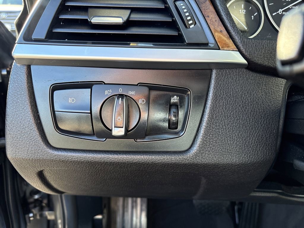 Used 2016 BMW 320i xDrive Sedan image 11