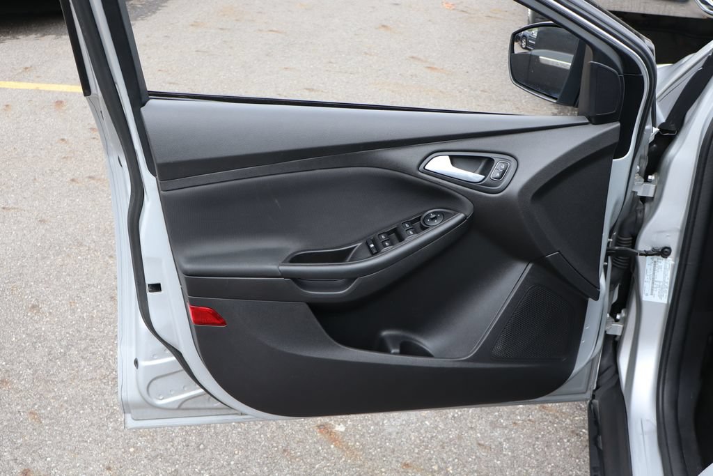 Used 2018 Ford Focus SE FWD image 7