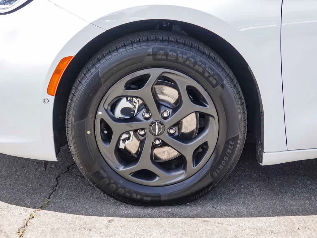 Used 2024 Chrysler Pacifica Premium FWD image 9