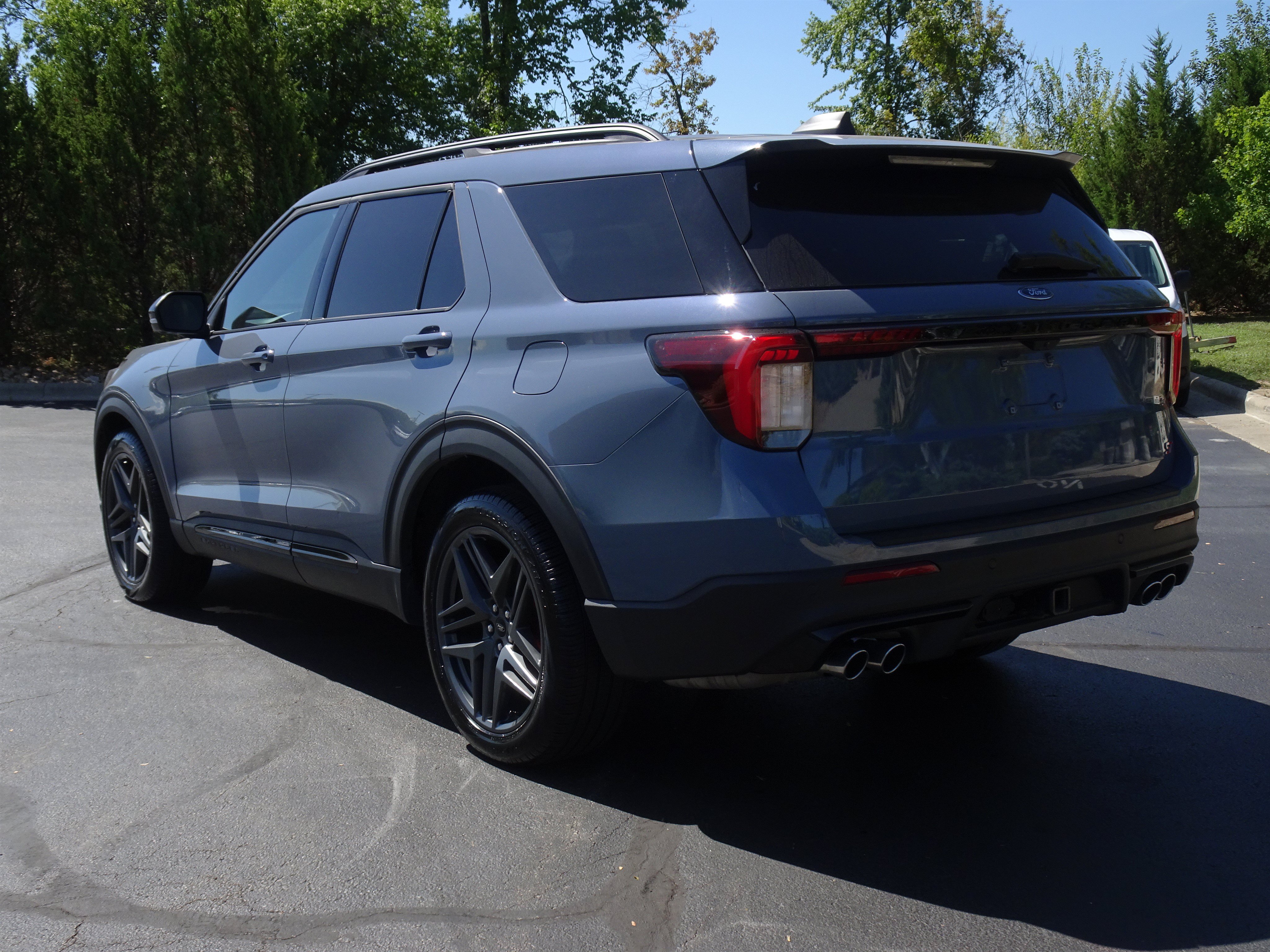 Used 2025 Ford Explorer ST AWD/4WD image 8