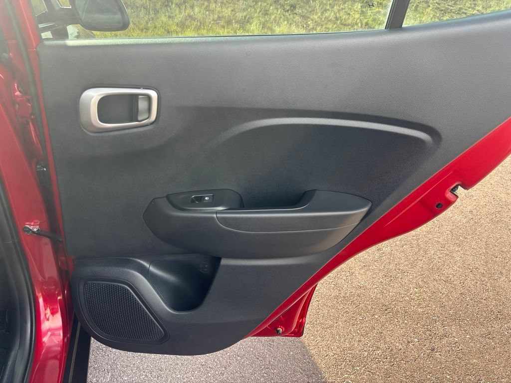 Used 2025 Hyundai Venue SE FWD image 18