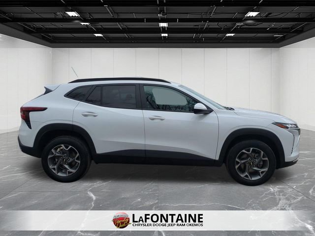 Used 2025 Chevrolet Trax LT FWD image 9