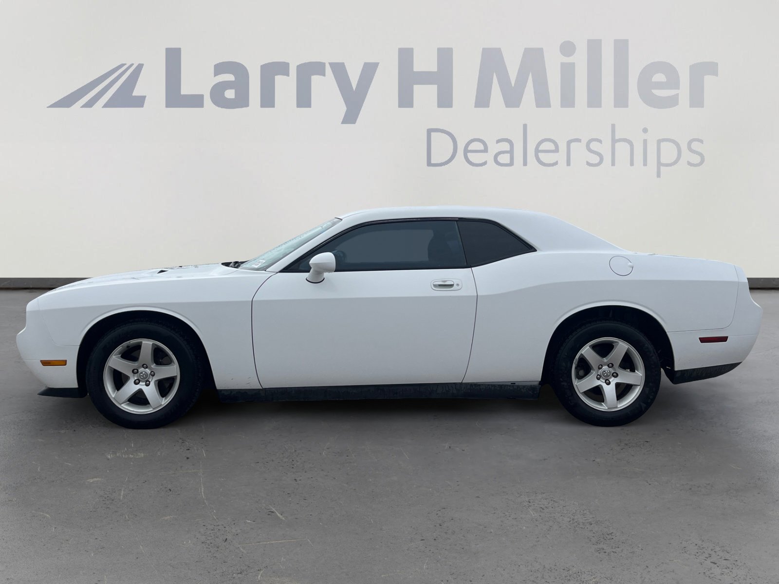 Used 2010 Dodge Challenger SE image 2
