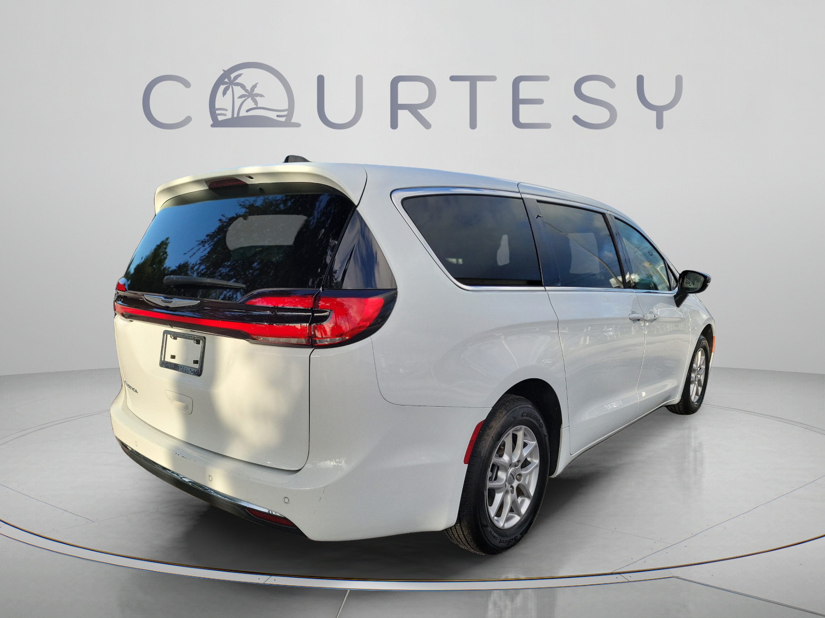 Used 2025 Chrysler Pacifica Select FWD image 3