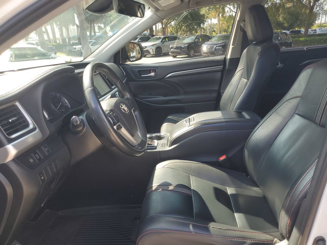 Used 2019 Toyota Highlander SE FWD image 16