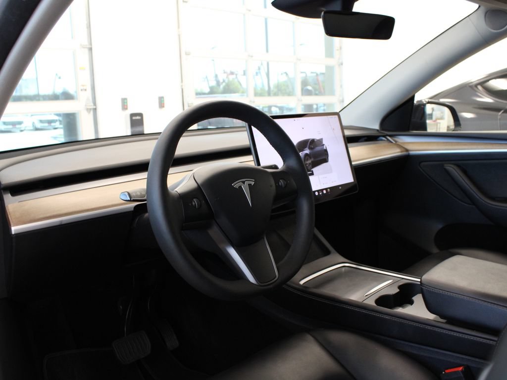 Used 2025 Tesla Model Y Long Range RWD image 12