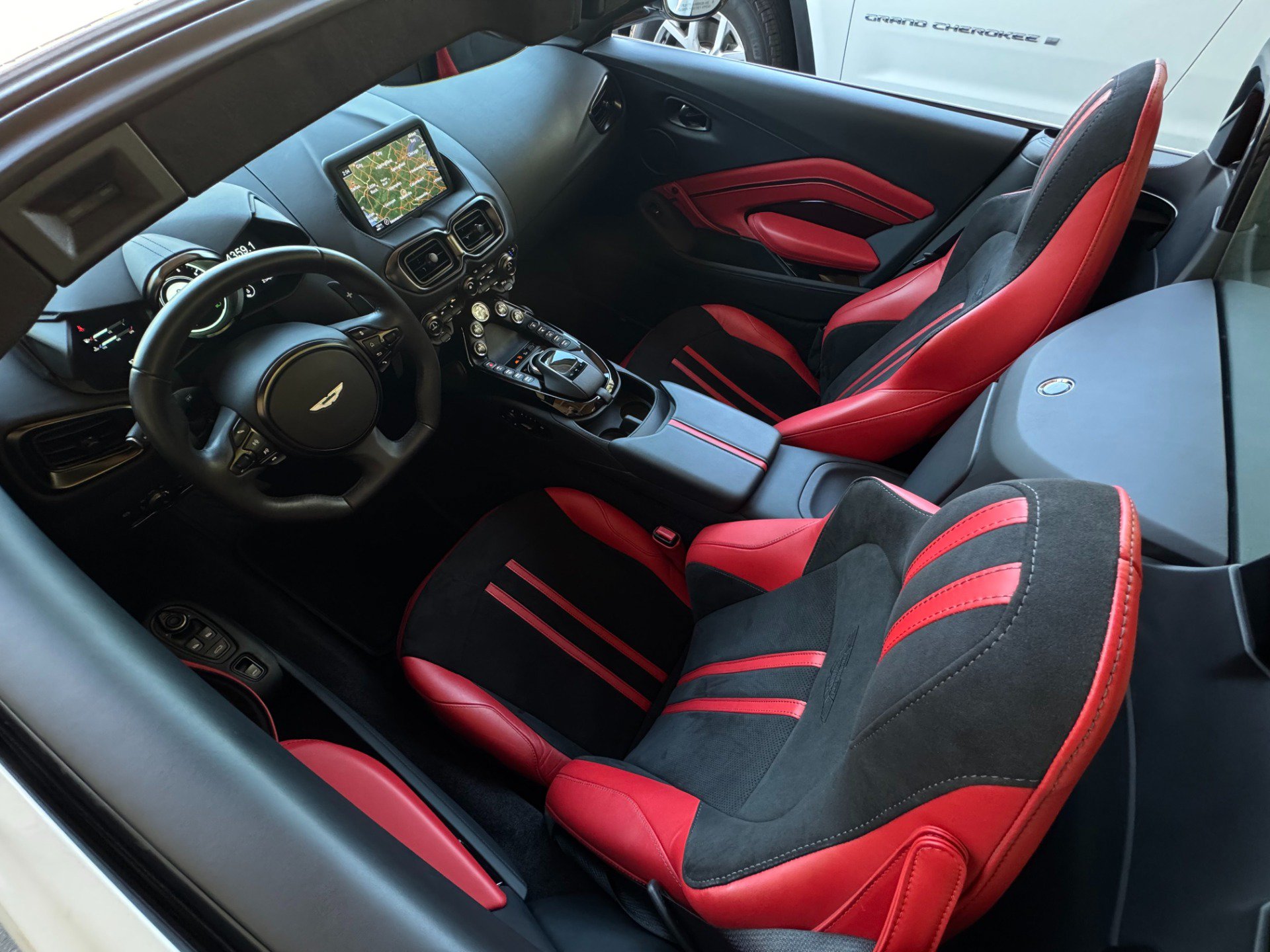 Used 2023 Aston Martin V8 Vantage Roadster RWD image 43