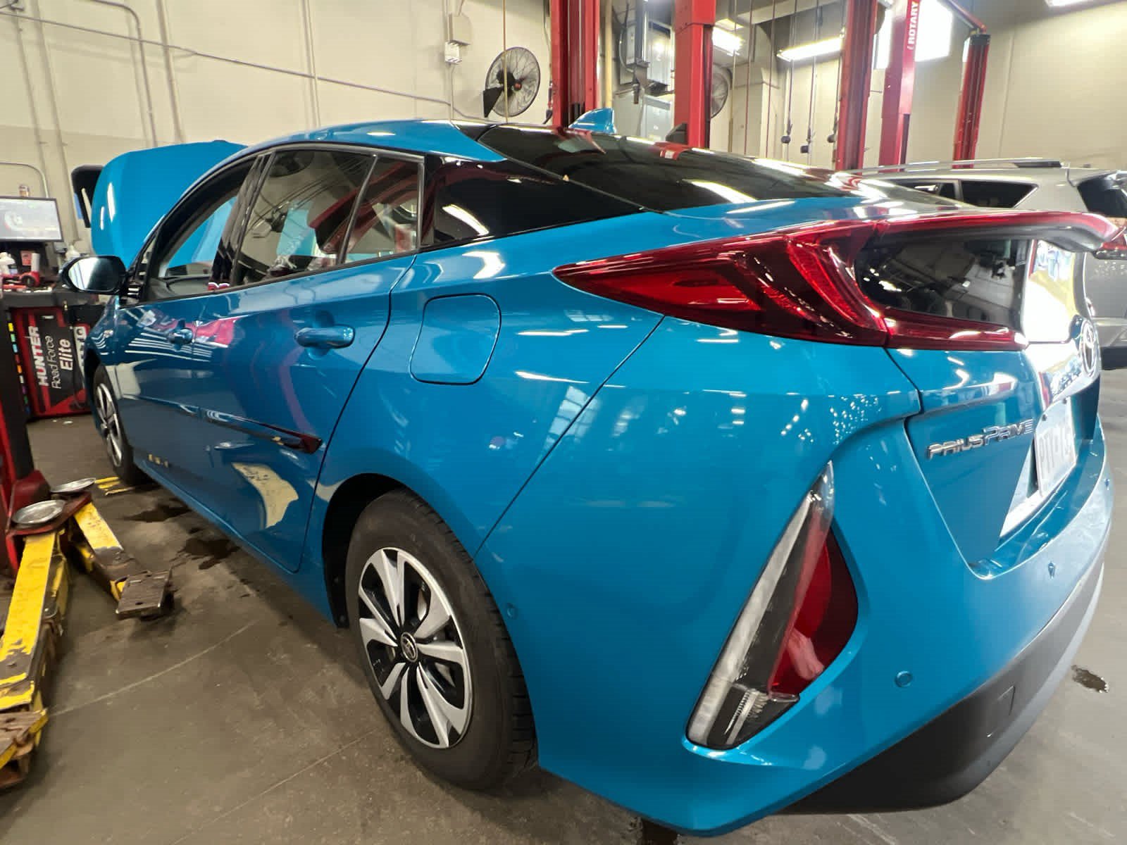 Used 2018 Toyota Prius Prime Advanced w/ Carpet Mat Package FWD image 3