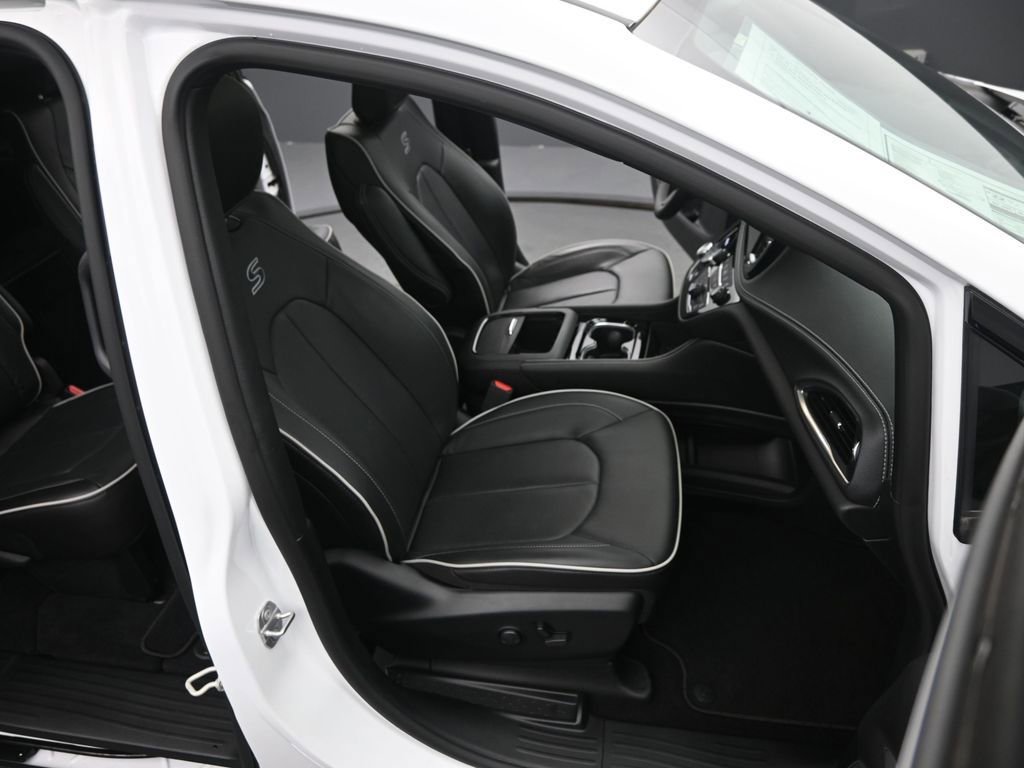 Used 2025 Chrysler Pacifica Limited image 19