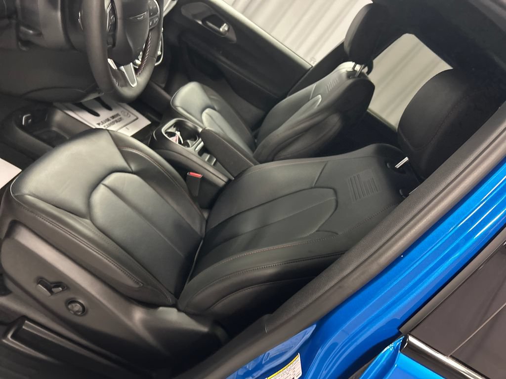 New 2027 Chrysler Pacifica Select FWD image 10