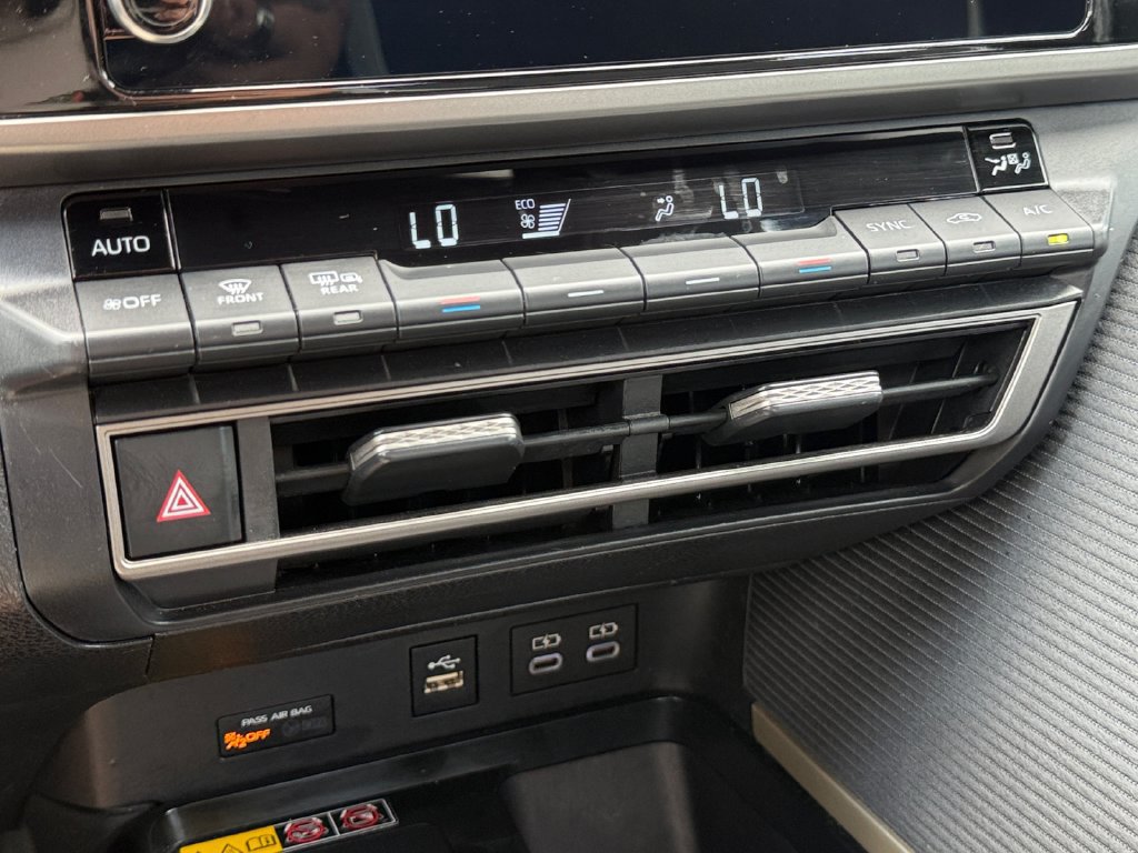 Used 2025 Toyota Camry SE FWD image 35